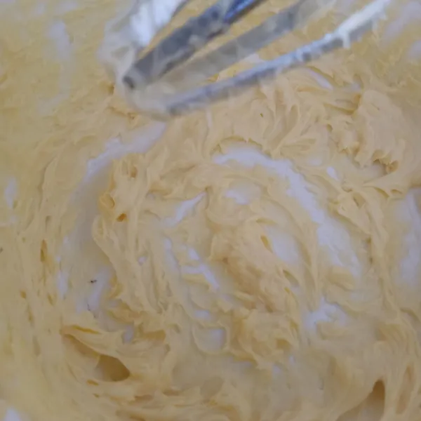 Aduk gula butter vanili bubuk sampai creamy.