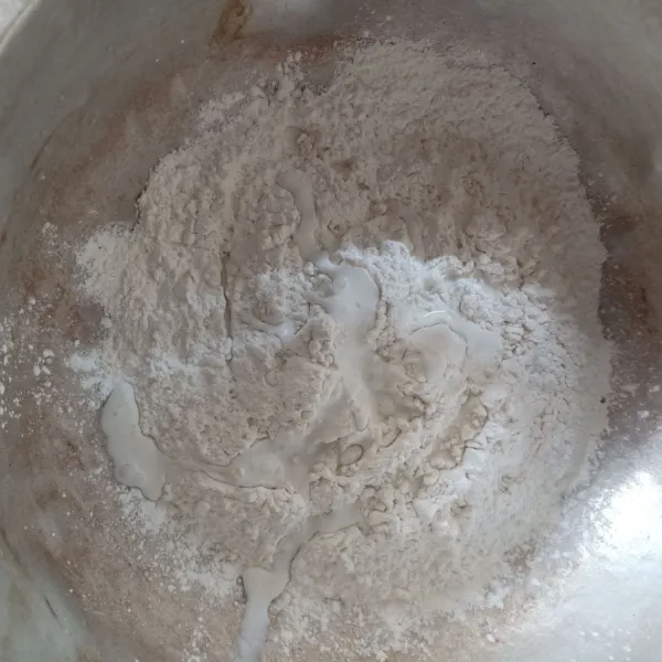 Siapkan semua bahan, dalam wadah campurkan tepung beras dan garam.
