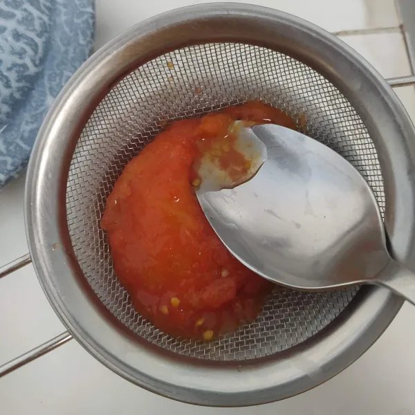 Rebus tomat hingga empuk. Kemudian saring ambil sarinya saja. Sisihkan.