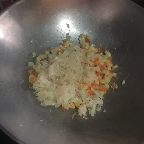 Tumis bumbu halus, masukkan wortel, kentang dan bihun yang sudah direbus, tambahkan garam, totole, merica, aduk rata. Sisihkan.