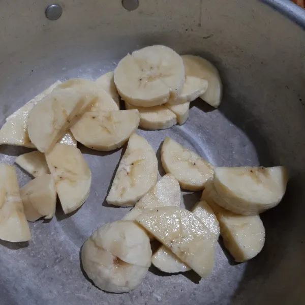 Potong-potong pisang, roti tawar, dan daun pandan