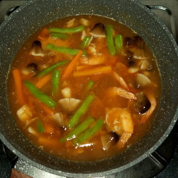 Masukkan wortel, buncis, dan jamur. Masak sebentar lalu koreksi rasa. Terakhir, tuang larutan maizena dan masak kembali sampai mendidih.