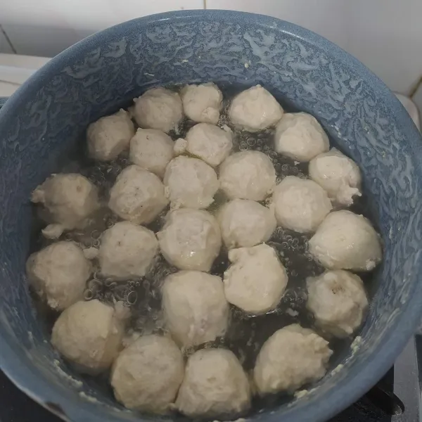 Cetak bulat adonan bola-bola ayam (seperti membuat bakso) kemudian rebus dalam air mendidih, sampai mengapung. Tiriskan.