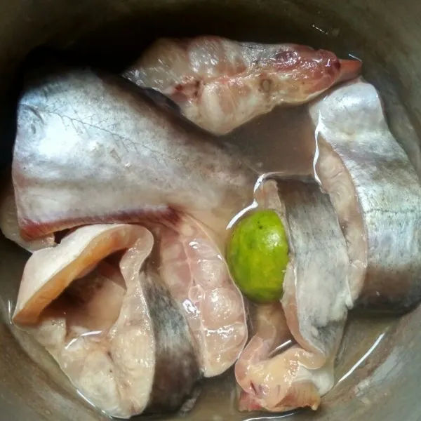 Cuci bersih ikan patin, kerok bagian berwarna hitam, beri perasan jeruk nipis diamkan selama 15 menit