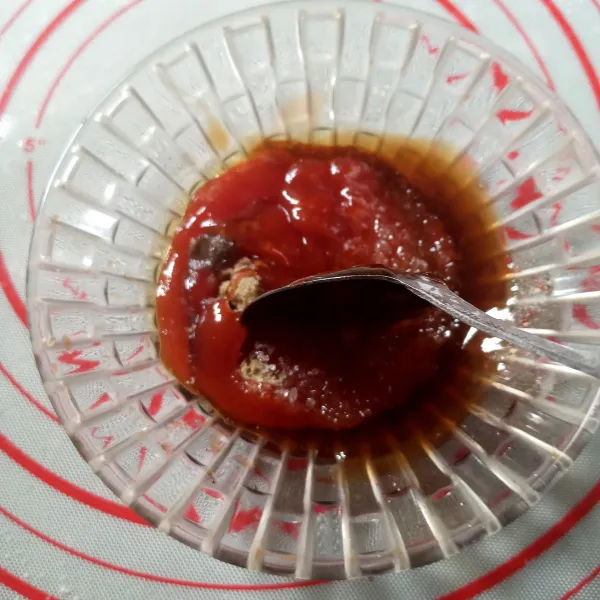 Campur semua bahan saus, aduk rata dan sisihkan.