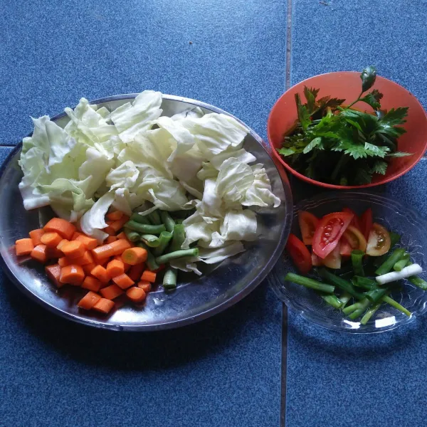 Cuci bersih kol, buncis, wortel, seledri, daun bawang dan tomat lalu potong menyerong/sesuai selera