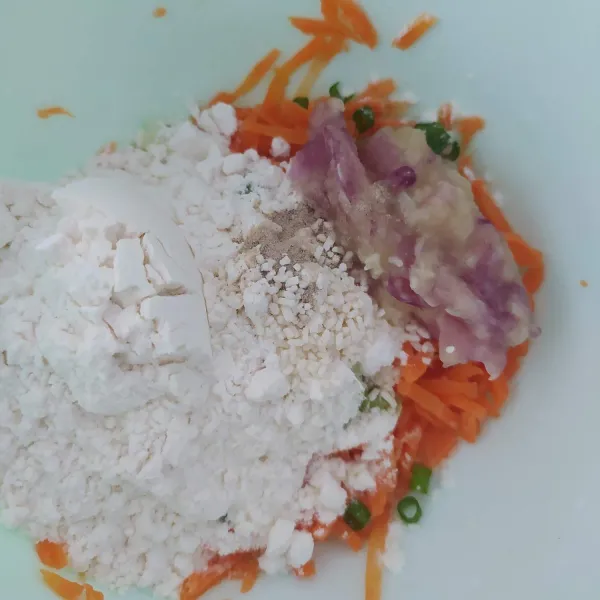 Masukkan ke dalam parutan wortel, tambahkan tepung terigu, merica bubuk, gula dan kaldu jamur.
