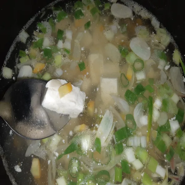 Masukkan potongan tahu