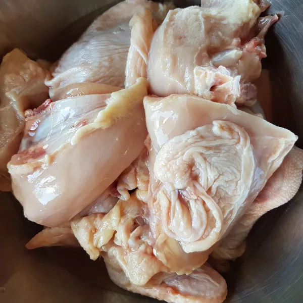 Potong ayam sesuai selera, kemudian cuci dan sisihkan.