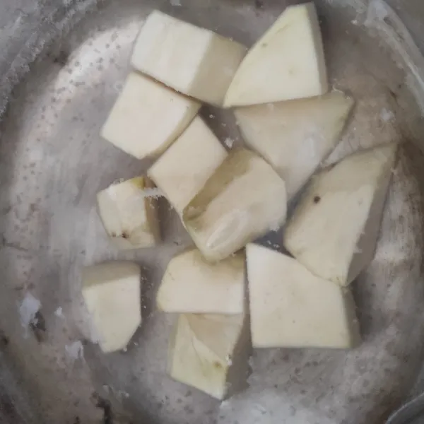 Kupas ubi, potong-potong kecil. Kemudian rebus dengan air sampai teksturnya lunak.