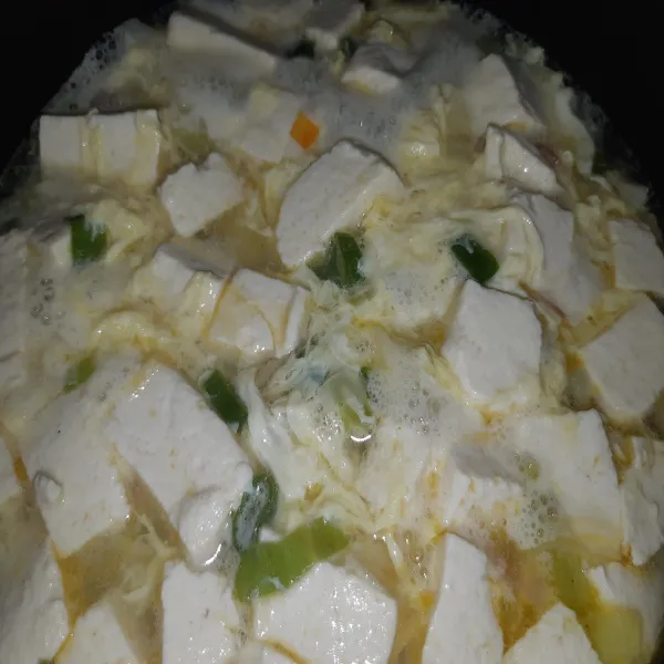 Kemudian tambahakan kocokan telur, aduk cepat