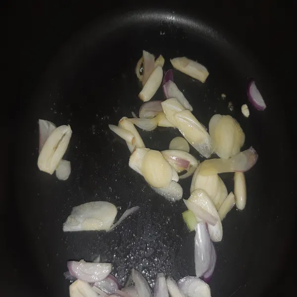 Karena untuk anak, saya tumis irisan bawang dengan margarin