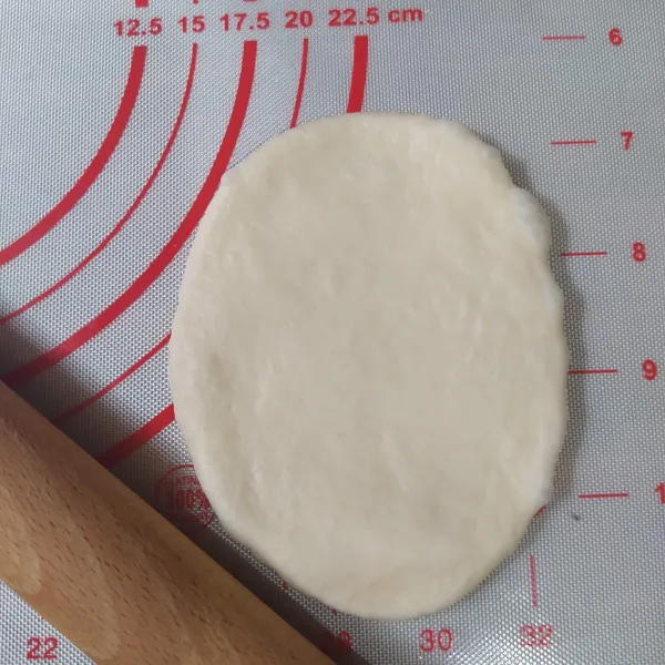 Tipiskan masing-masing adonan dengan rolling pin.