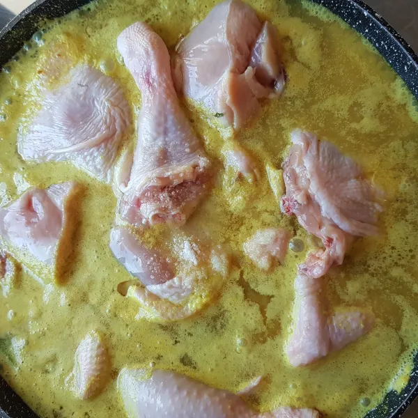 Kemudian masukkan potongan ayam, garam dan kaldu bubuk, aduk rata. Masak hingga air habis dan meresap. Koreksi rasa dan ayam ungkep siap untuk digoreng.