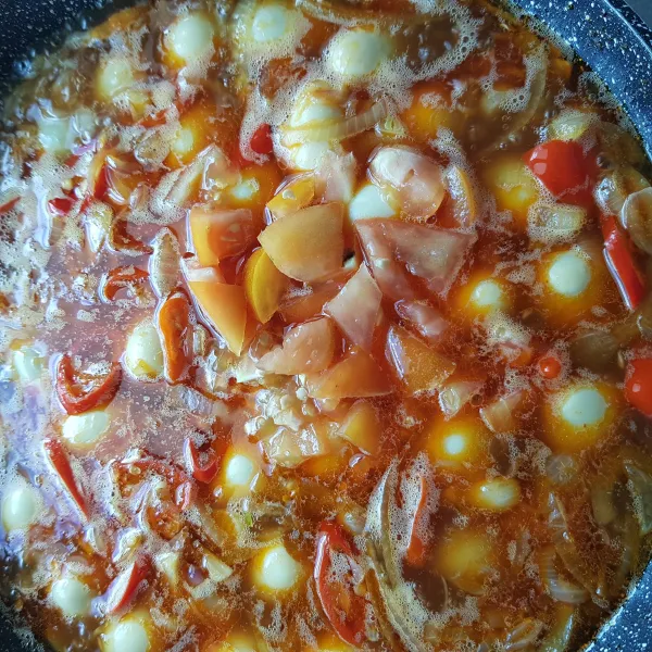 Setelah mendidih, masukkan potongan tomat, aduk rata. Masak sambil sesekali diaduk hingga bumbu meresap dan kental.