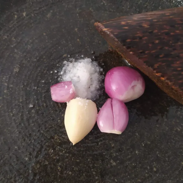 Uleg bawang merah, bawang putih dan garam hingga halus