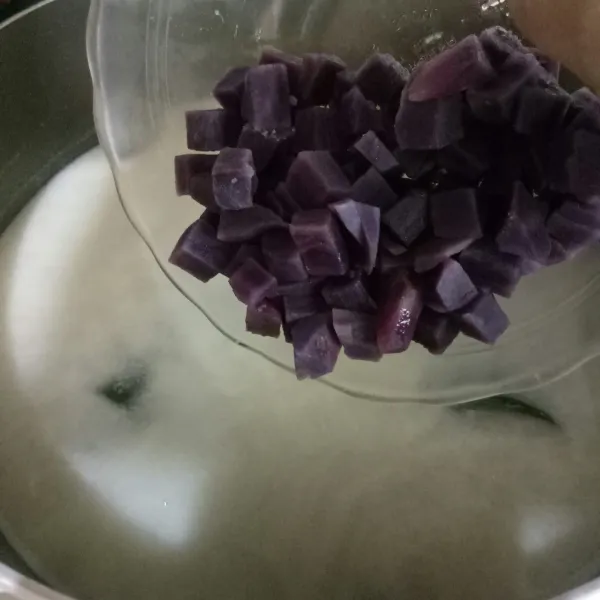 Masukkan ubi ungu kedalam panci berisi kolak. Sajikan saat berbuka puasa.