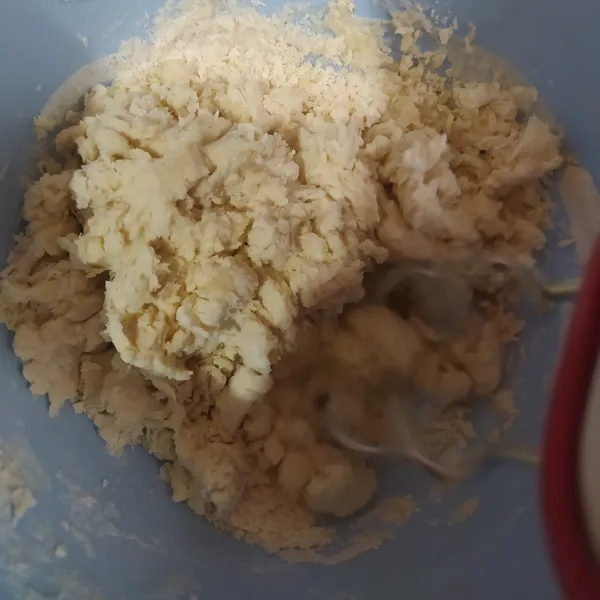 Mikser asal rata. Masukkan mentega putih dan garam, mikser lagi sampai kalis. Jika kurang airnya bisa ditambahkan.