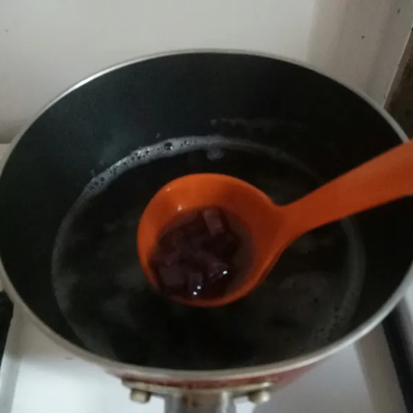 Rebus ubi ungu di panci terpisah, supaya kuahnya tidak ungu.