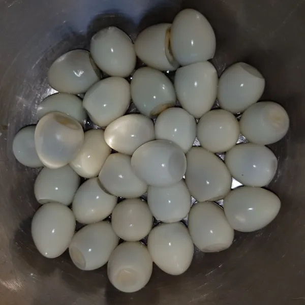 Rebus telur puyuh hingga matang, kemudian kupas dan sisihkan.