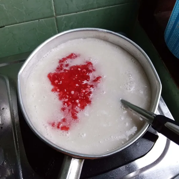 Masukkan santan, mutiara dan garam, masak sampai mendidih