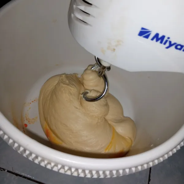 Mixer 15 menit hingga kalis, tambahkan perasa blewah. Aduk rata hingga warna tercampur rata. Diamkan adonan 15 menit hingga mengembang.