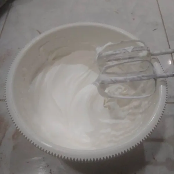 Kocok whip cream instan dan air dingin dengan kecepatan tinggi selama 7 menit.
