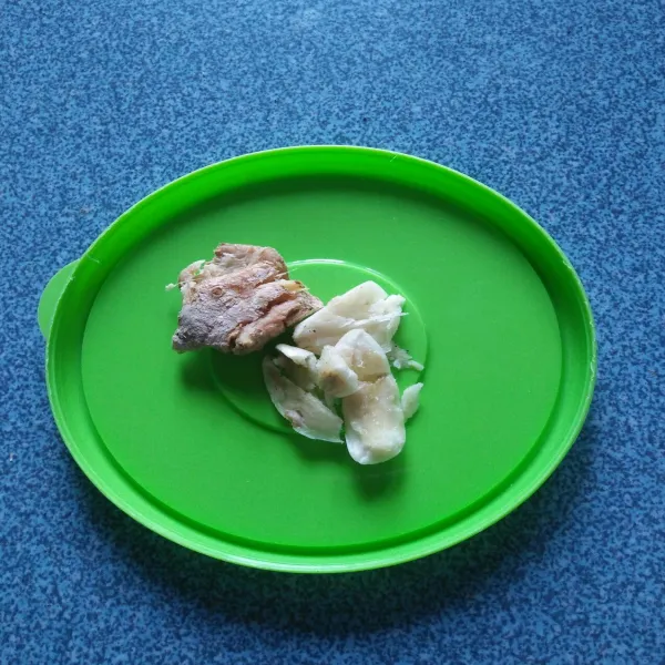 Geprek jahe dan bawang putih menggunakan pisau