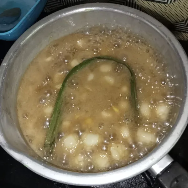 Masukkan adonan yang sudah dibulatkan dan masak hingga mengapung.