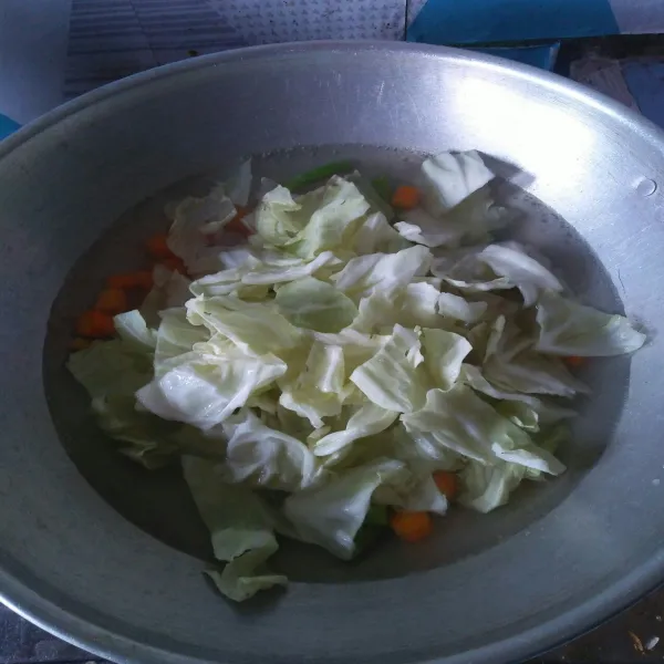 Rebus wortel dan buncis sampai empuk terlebih dahulu lalu masukan kol