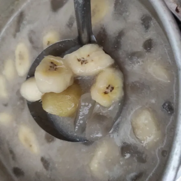 Aduk dan kecilkan api. Koreksi rasa. Sajikan.