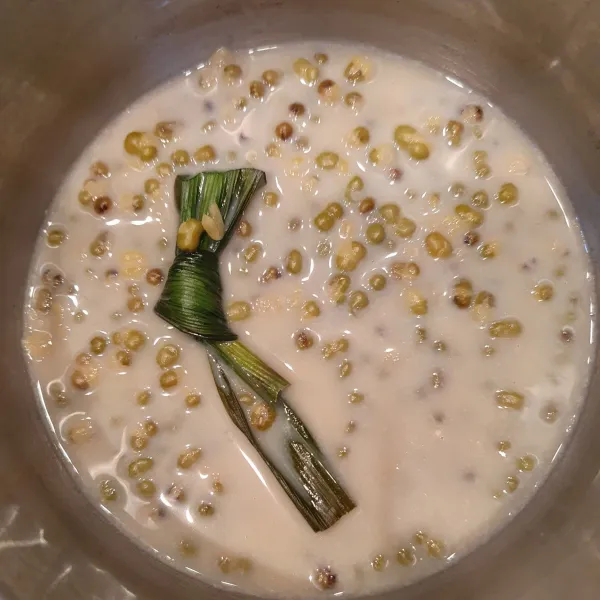 Tambahkan daun pandan, gula dan santan di perebusan terakhir. Sisihkan.