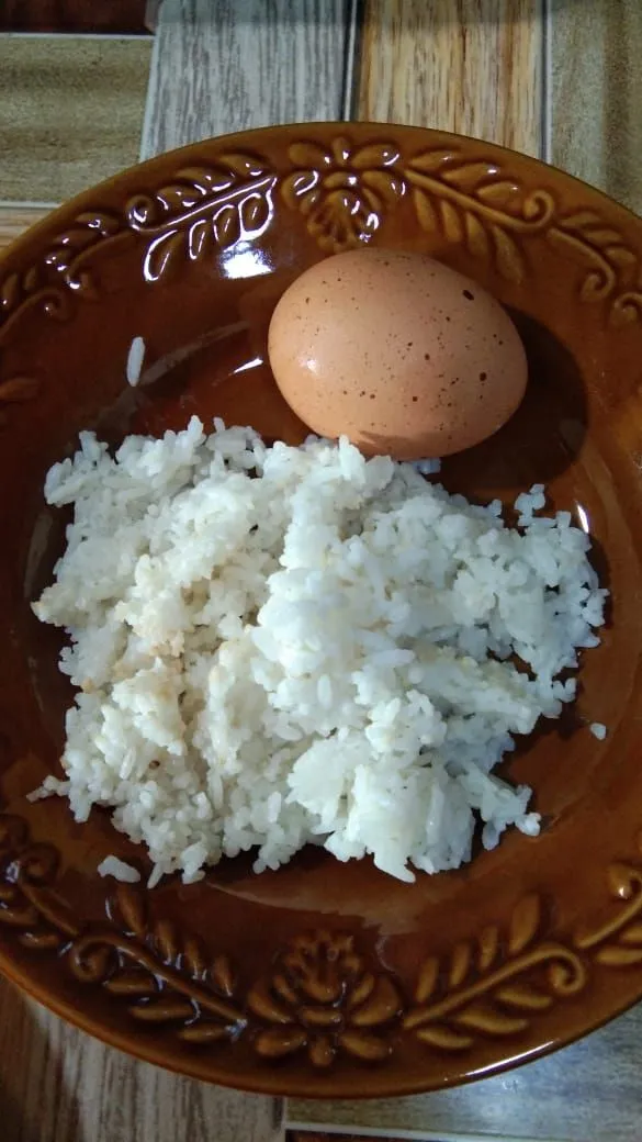Siapkan nasi dan telur, kemudian masak orak arik telurnya