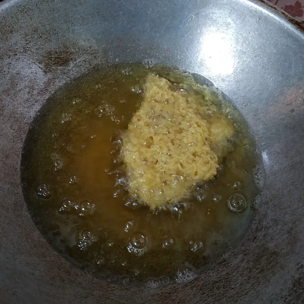 Setelah adonan mulai kokoh lipat dan goreng hingga keemasan.