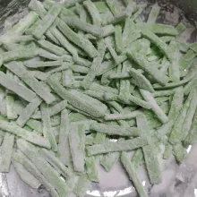 gilas tipis adonan, potong dengan pisau. lumuri potongan sagu dengan tepung sagu agar tidak lengket.