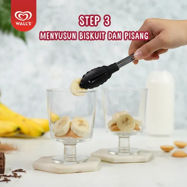 Masukkan Wall’s Chocolate Deluxe ke dalam wadah, lalu campurkan dengan vla.