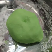 sagu gunting : dalam wadah berisi tepung sagu, tuang sedikit demi sedikit air panas ke dalam tepung. uleni sampai kalis hentikan penambahan air panas. beri essence pandan, uleni sampai tercampur rata warnanya.
