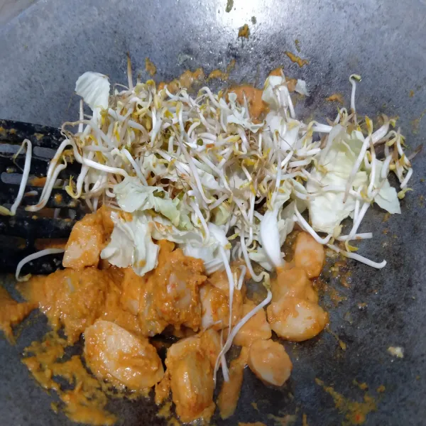 Jika bumbu halus sudah tercium wangi dan mukai berubah warna, masukkan taoge dan kol, aduk rata.