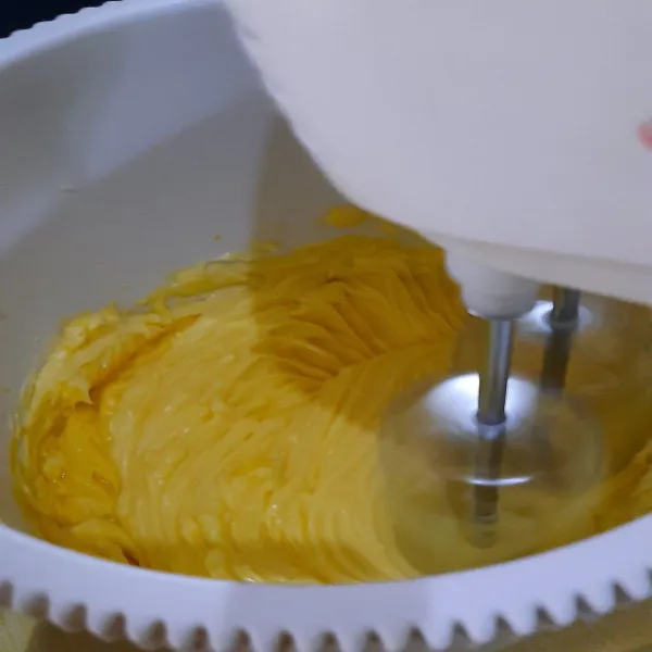 Kocok butter, margarine dan kuning telur selama 1 menit dengan kecepatan rendah.
