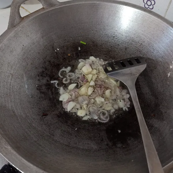 Tumis bawang putih dengan sedikit minyak goreng, lalu masukkan bawang merah, tumis sampai harum.
