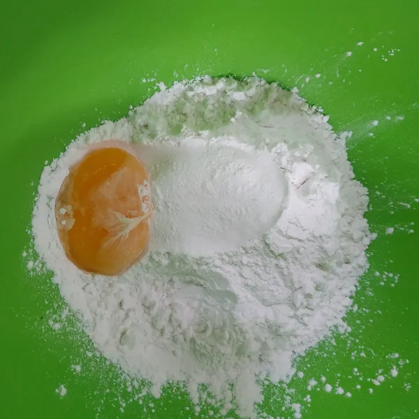 Campur jadi satu tepung sagu, tepung beras dan kuning telur aduk rata.