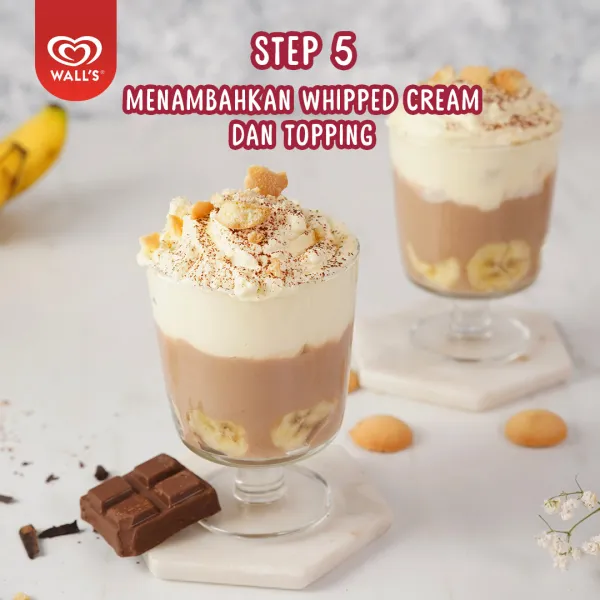 Beri whipped cream dan remahan biskuit. Sajikan.