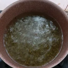 rebus kacang hijau hingga mendidih selama 15 menit. lalu tutup rapat, matikan api. diamkan selama 30 menit.