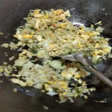 Tumis bumbu yang telah dihaluskan hingga harum lalu masukkan nasi dan telur yang digoreng