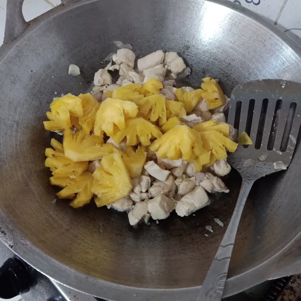 Masukkan nanas, aduk rata.