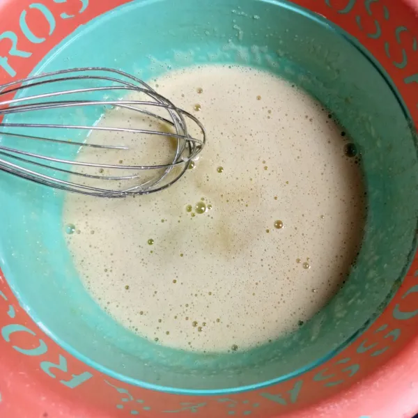 Kocok telur dan gula pasir hingga gula larut.