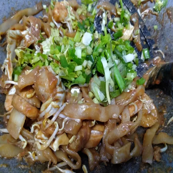 Lalu masukkan daun bawang dan seledri, aduk rata.