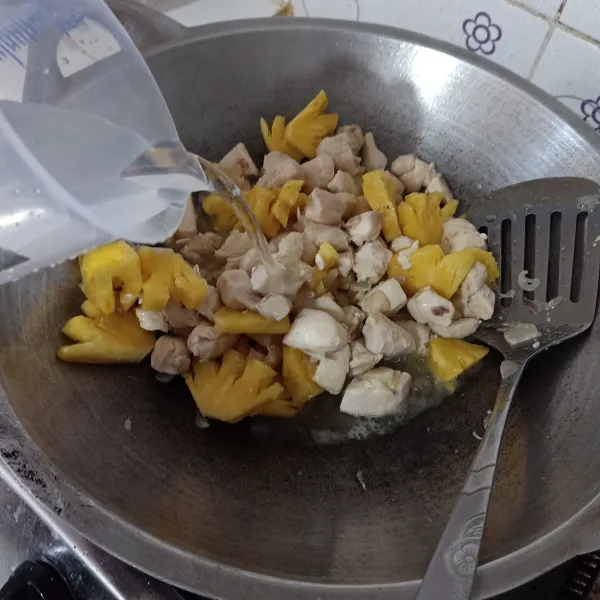 Tambahkan air, masak sampai ayam empuk.