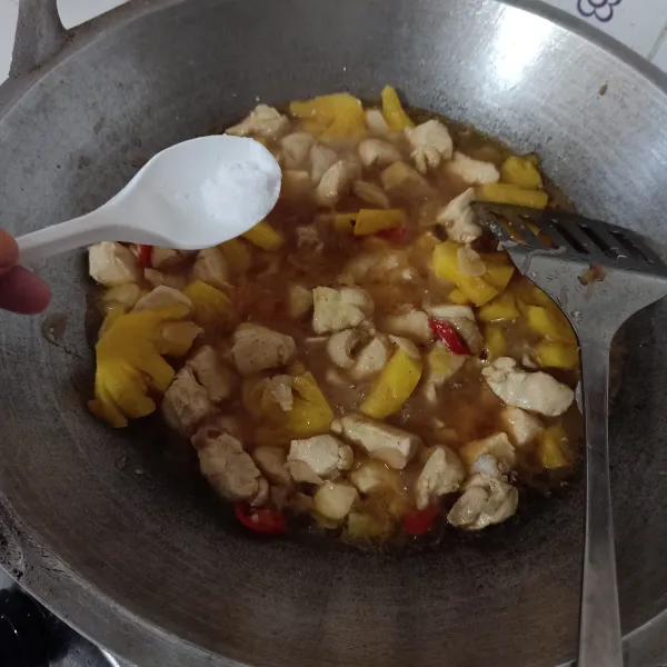 Masukkan gula, garam dan kaldu bubuk, aduk rata.