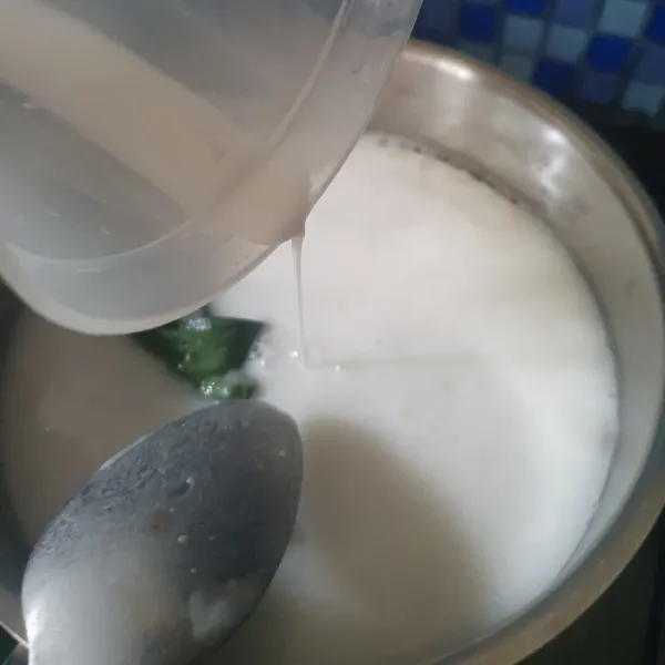 Bubur sumsum : masak santan, daun pandan, garam, beserta sebagian air. Sebagian lagi untuk melarutkan tepung beras, lalu masukkan larutan tepung beras ke dalam panci rebusan santan, masak hingga mengental sambil diaduk. Sisihkan.